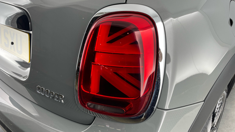 MINI Hatchback 1.5 Cooper Exclusive 5dr Auto [Comfort/Nav Pack] Petrol Hatchback